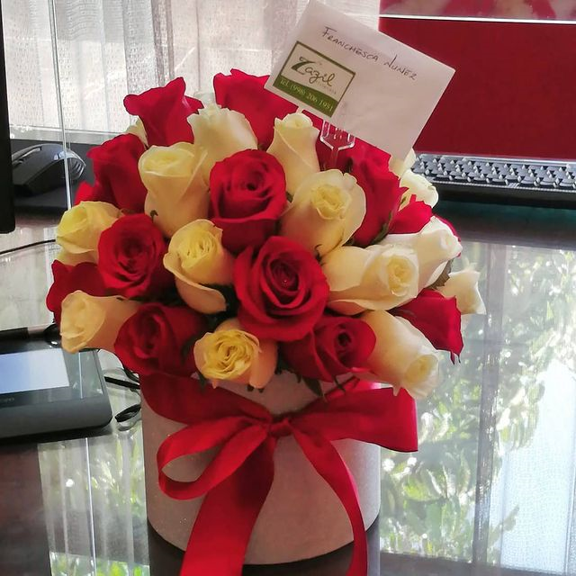Caja con 48 rosas rojas y blancas