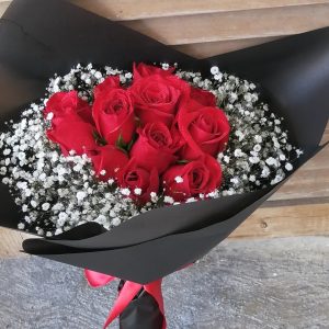 Clave 167 Ramo de 12 rosas rojas con papel negro