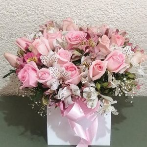 Clave 169 Caja con 24 rosas y alstroemerias