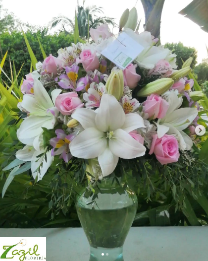 Arreglo de lilis y rosas