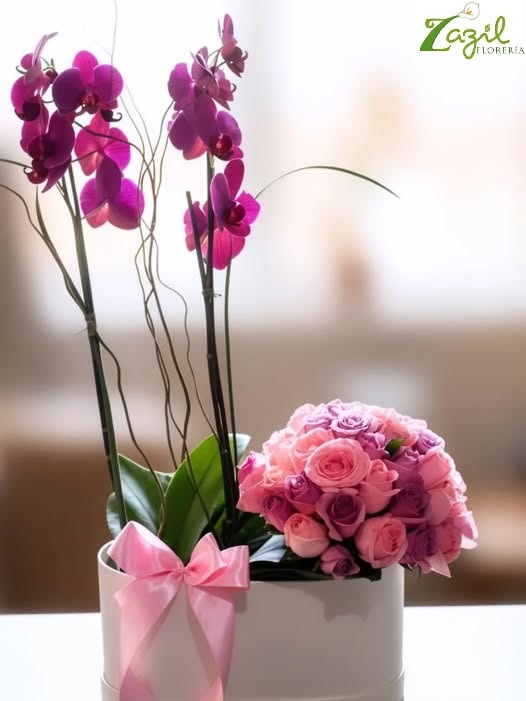 Arreglo de orquídeas y rosas